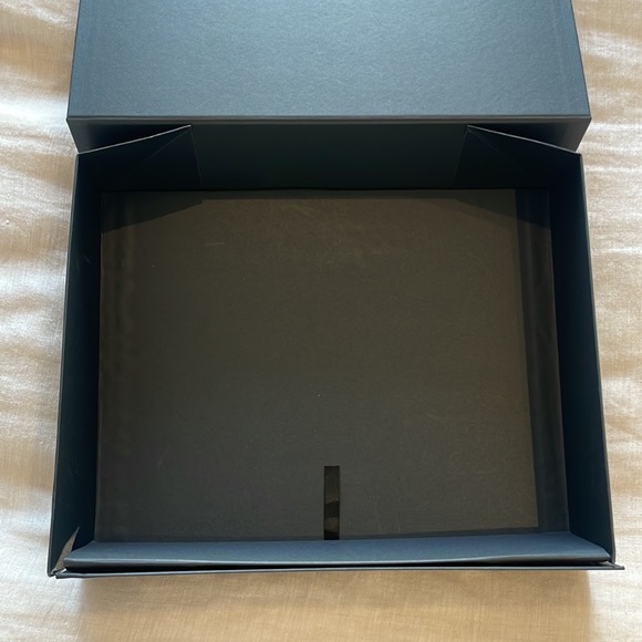 IRO Box w/Magnetic Closure - Picture 6 of 8